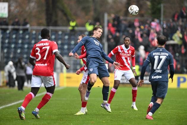 Luis Müller 9 SV Babelsberg 03 in an aerial duel with King Manu 2 FC Energie Cottbus for the ball Aerial duel for the ball Copyright: xSpeedshotx
