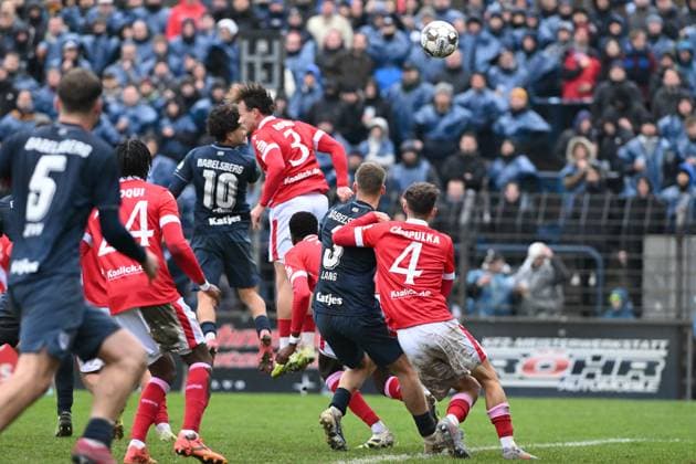 Tim Campulka 4 FC Energie Cottbus and Jannis Lang 3 SV Babelsberg 03 in an aerial duel for the ball, supported by other players from both teams Aerial duel for the ball Copyright: xSpeedshotx