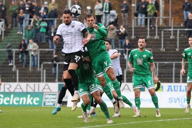 15 11 2025, Football, Men, Regionalliga Südwest, Season 2025 2026, FC 08 Homburg SV Sandhausen, Pascal Testroet SV Sandhausen , Manuel Kober FC 08 Homburg Homburg Waldstadion Saarland Germany DEU Copyright: xSebastianxBachx