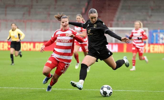 Katja Orschmann, Rieke Tietz on the ball duel Match scene Action Sport Football Soccer DFB Cup Womens Womens Round of 16 Season 2025 2026 15 11 2025 1 FC Union Berlin vs FC Carl Zeiss Jena DFL regulations prohibit any use of photographs as image sequences and or quasi video