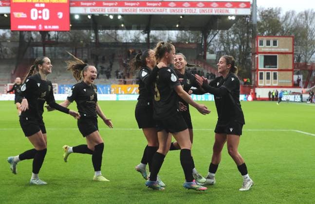 Toma Ihlenburg celebrates after 0 1 with teammates Joy Emotion Cheering Sport Soccer Football DFB Cup Women Women Womens Round of 16 Season 2025 2026 15 11 2025 1 FC Union Berlin vs FC Carl Zeiss Jena DFL regulations prohibit any use of photographs as image sequences and or quasi video