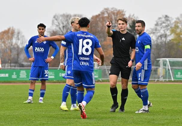 15.11.2025 - Fussball - Saison 2025 2026 - Regionalliga Bayern - 18. Spieltag: SpVgg Greuther Fürth Fuerth II U23 ( Kleeblatt ) - SV Viktoria Aschaffenburg SVA - Mezi - xmexzix - Raphael Salzberger ( Schiedsrichter ) schickt Nino Cassaniti (18, SV Viktoria Aschaffenburg ) mit gelb-rote Karte Platzverweis vom Platz