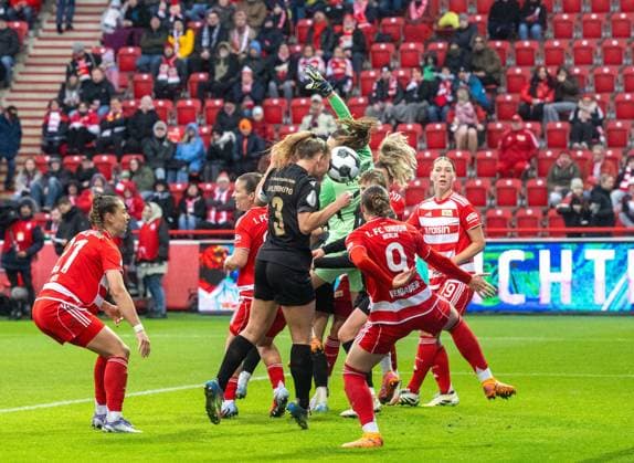 Soccer, Women, Season 2025 2026, DFB Cup Round of 16 , 1 FC Union Berlin FC Carl Zeiss Jena, v l Toma Ihlenburg 3 FC Carl Zeiss Jena scores the goal to 0 1 against goalkeeper Nadine Böhi 1 Women 1 FC Union , 15 11 2025, Copyright: xMatthiasxKochx