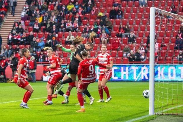 Fußball, Frauen, Saison 2025 2026, DFB-Pokal (Achtelfinale), 1. FC Union Berlin - FC Carl Zeiss Jena, v. l. Toma Ihlenburg (M. FC Carl Zeiss Jena) erzielt das Tor zum 0:1 gegen Torfrau Nadine Böhi (1. Frauen 1. FC Union), 15.11. 2025, *** Soccer, Women, Season 2025 2026, DFB Cup Round of 16 , 1 FC Union Berlin FC Carl Zeiss Jena, v l Toma Ihlenburg M FC Carl Zeiss Jena scores the goal to 0 1 against goalkeeper Nadine Böhi 1 Women 1 FC Union , 15 11 2025, Copyright: xMatthiasxKochx