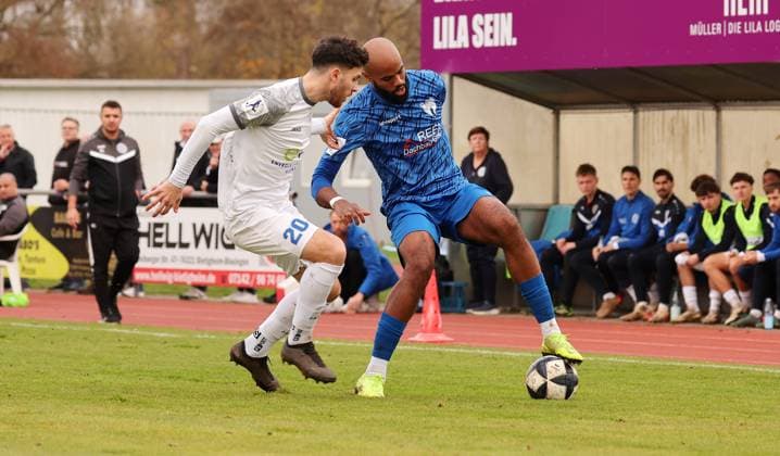 15 11 2025, Germany, Freiberg, Soccer Regionalliga Südwest, SGV Freiberg vs FC Bayern Alzenau, v l Ivan Samardzic FC , Meghon Valpoort SGV
