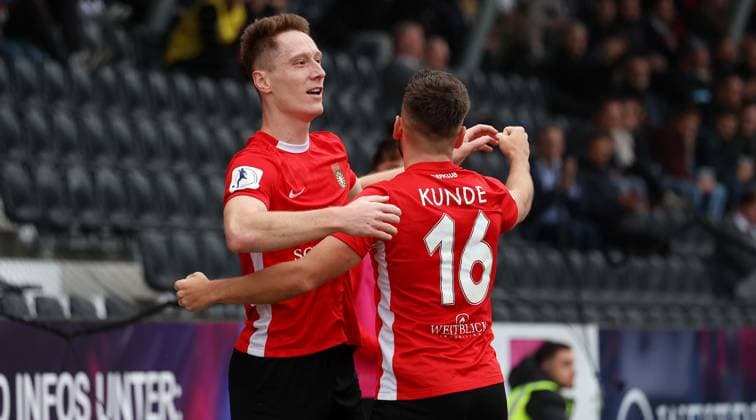 BAU 15 11 2025 Aspach Football Sonnenhof Großaspach vs Stuttgarter Kickers , from l Goalscorer Laris Maier and Marius Kunde Großaspach are happy about the goal for 2 1