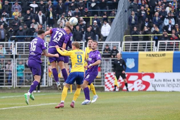 Soccer Sachsenpokal, 1 FC Lok Leipzig FC Erzgebirge Aue 15 11 2025 Erik Majetschak 13, Erzgebirge Aue clears with his head Football, Wernesgrüner Sachsenpokal 2025 2026, Round of 16 1 FC Lok Leipzig vs FC Erzgebirge Aue on 15 11 2025 at Bruno Plache Stadium, Leipzig Copyright: xBEAUTIFULxSPORTS JanxKaeferx