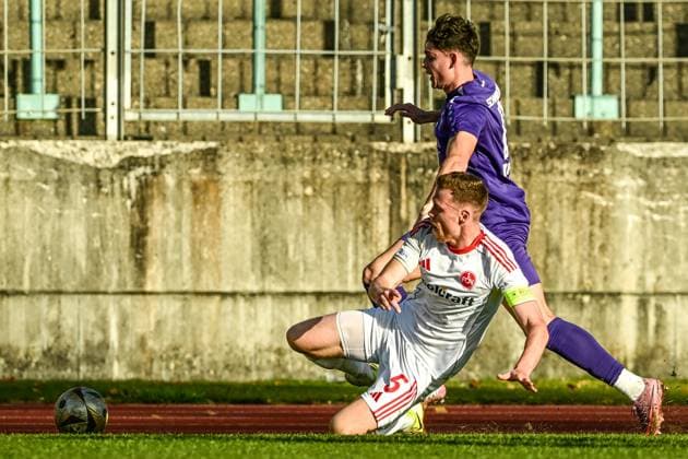 Regionalliga Bayern Schwaben Augsburg vs 1 FC Nürnberg II, 15 11 2025 Fabian Menig 1 FC Nürnberg II, 5 vs Mark Radoki TSV Schwaben Augsburg, 19 , Augsburg, 14 11 2025 18 Matchday of Regionalliga Bayern, Schwaben Augsburg vs 1 FC Nürnberg II, Augsburg Rosenaustadion Copyright: xBEAUTIFULxSPORTS Märklx