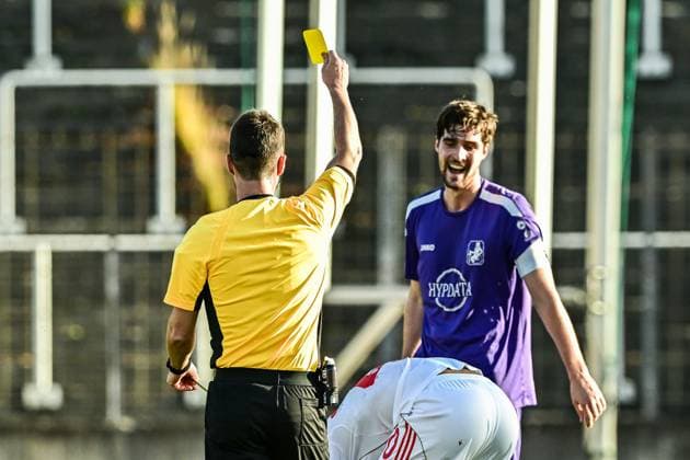 Regionalliga Bayern Schwaben Augsburg vs 1 FC Nürnberg II, 15 11 2025 Referee Andreas Dinger gives yellow against Benedikt Krug TSV Schwaben Augsburg, 22 , Augsburg, 14 11 2025 18 Matchday of Regionalliga Bayern, Schwaben Augsburg vs 1 FC Nürnberg II, Augsburg Rosenaustadion Copyright: xBEAUTIFULxSPORTS Märklx