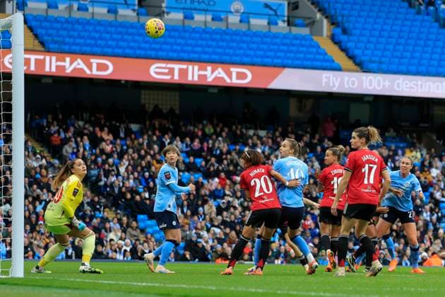 Manchester City Women v Manchester United, ManU Women Women s Super League 15 11 2025. Rebecca Knaak (27) of Manchester City scores with a header to make it 1-0 during the Women s Super League match between Manchester City Women and Manchester United Women at the Etihad Stadium, Manchester, England on 15 November 2025. Manchester Etihad Stadium Manchester England Editorial use only DataCo restrictions apply See www.football-dataco.com , Copyright: xConorxMolloyx PSI-23220-0031