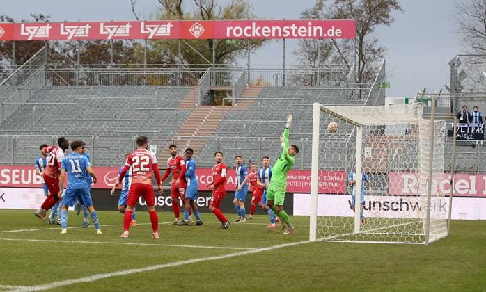 15 11 2025, xfsx, Men, Soccer, Season 2025 2026, Regionalliga Bayern, 18 Matchday FC Wuerzburger Kickers FV Illertissen v li Tarsis Bonga FC Wuerzburger Kickers scores the goal 1 0, scores the goal 1 0, Malwin Zok FV Illertissen Wuerzburg AKON ARENA Bayern Germany
