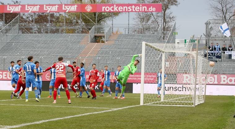 15 11 2025, xfsx, Men, Soccer, Season 2025 2026, Regionalliga Bayern, 18 Matchday FC Wuerzburger Kickers FV Illertissen v li Tarsis Bonga FC Wuerzburger Kickers scores the goal 1 0, scores the goal 1 0, Malwin Zok FV Illertissen Wuerzburg AKON ARENA Bayern Germany