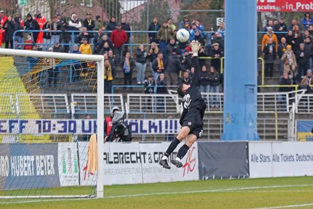 Soccer Sachsenpokal, 1 FC Lok Leipzig FC Erzgebirge Aue 15 11 2025 Goalkeeper Louis Lord 22, Erzgebirge Aue with a flying save Football, Wernesgrüner Sachsenpokal 2025 2026, Round of 16 1 FC Lok Leipzig vs FC Erzgebirge Aue on 15 11 2025 at Bruno Plache Stadion, Leipzig Copyright: xBEAUTIFULxSPORTS JanxKaeferx