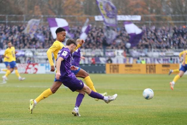 Soccer Sachsenpokal, 1 FC Lok Leipzig FC Erzgebirge Aue 15 11 2025 Ayodele Adetula 11, Lok Leipzig vs Pascal Fallmann 17, Erzgebirge Aue Football, Wernesgrüner Sachsenpokal 2025 2026, Round of 16 1 FC Lok Leipzig vs FC Erzgebirge Aue on 15 11 2025 at Bruno Plache Stadium, Leipzig Copyright: xBEAUTIFULxSPORTS JanxKaeferx