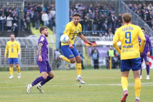 Soccer Sachsenpokal, 1 FC Lok Leipzig FC Erzgebirge Aue 15 11 2025 Farid Abderrahmane 8, Lok Leipzig in the air against Eric Uhlmann 11, Erzgebirge Aue Football, Wernesgrüner Sachsenpokal 2025 2026, Round of 16 1 FC Lok Leipzig vs FC Erzgebirge Aue on 15 11 2025 at Bruno Plache Stadium, Leipzig Copyright: xBEAUTIFULxSPORTS JanxKaeferx