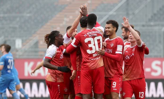 15 11 2025, xfsx, Herren, Fußball, Saison 2025 2026, Regionalliga Bayern, 18 Spieltag FC Wuerzburger Kickers FV Illertissen v li Spieler des FC Wuerzburger Kickers mit Torjubel, celebrate the goal, goal celebration, Jubel über das Tor zum 1 0 durch Tarsis Bonga FC Wuerzburger Kickers Wuerzburg AKON ARENA Bayern Deutschland