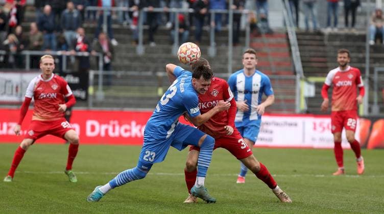 15 11 2025, xfsx, Men, Soccer, Season 2025 2026, Regionalliga Bayern, 18 Matchday FC Wuerzburger Kickers FV Illertissen v li Eduard Heckmann FV Illertissen , Tim Kraus FC Wuerzburger Kickers Wuerzburg AKON ARENA Bayern Germany