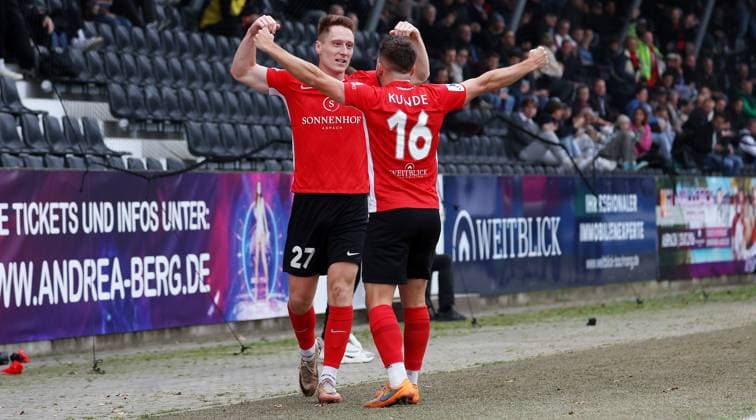 BAU 15 11 2025 Aspach Football Sonnenhof Großaspach vs Stuttgarter Kickers , from l Goalscorer Laris Maier and Marius Kunde Großaspach are happy about the goal for 2 1