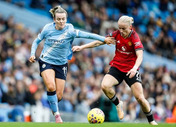 Manchester City Women v Manchester United, ManU Women Barclays Women s Super League Lauren Hemp of Manchester City Women and Anna Sandberg of Manchester United Women during the Barclays Women s Super League match at the Etihad Stadium, Manchester UK Newspapers OUT Copyright: xMaxxTomlinsonx FIL-22504-0015