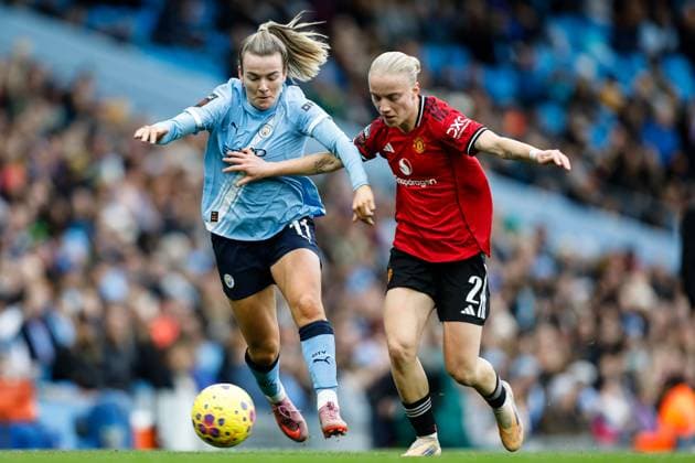 Manchester City Women v Manchester United, ManU Women Barclays Women s Super League Lauren Hemp of Manchester City Women and Anna Sandberg of Manchester United Women during the Barclays Women s Super League match at the Etihad Stadium, Manchester UK Newspapers OUT Copyright: xMaxxTomlinsonx FIL-22504-0016
