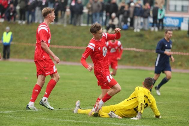 151125 Halle Saale Sachsen Anhalt Leuna Chemie Stadion Sport Fußball Hallescher FC Halle HFC Regionalliga Nordost 4 Liga Männer Saison 2025 2026 Landespokal Turbine Halle HFC tordas 0 1 durch Julien Damelang Hallescher FC Torwart Elias Gericke Turbine Halle