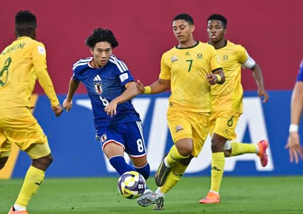 Japan v South Africa: Round of 32- FIFA U-17 World Cup Qatar 2025 Shimon Kobayashi of Japan and Selwyn Stevens of South Africa in action during the FIFA U-17 World Cup Qatar 2025 Round of 32 match between Japan and South Africa in Doha, Qatar, on November 15, 2025. DOHA Qatar Copyright: xNOUSHADxTHEKKAYILx