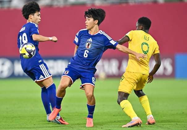 Japan v South Africa: Round of 32- FIFA U-17 World Cup Qatar 2025 Rento Noguchi of Japan and Shaun Els of South Africa in action during the FIFA U-17 World Cup Qatar 2025 Round of 32 match between Japan and South Africa in Doha, Qatar, on November 15, 2025. DOHA Qatar Copyright: xNOUSHADxTHEKKAYILx