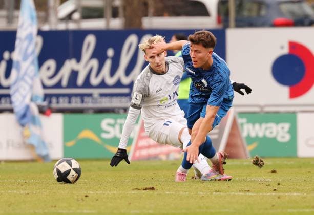 15 11 2025, Germany, Freiberg, Soccer Regionalliga Südwest, SGV Freiberg vs FC Bayern Alzenau, f l Maximilian Brauburger FC , Tim Niklas Pietzsch SGV