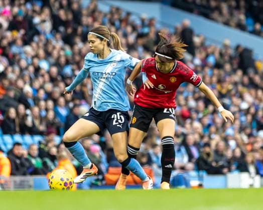 15th November 2025; Etihad Stadium, Manchester, England; Womens Super League Football, Manchester City versus Manchester United, ManU Yui Hasegawa of Manchester City Women under pressure from Hinata Miyazawa of Manchester United Women  TimxWilliams