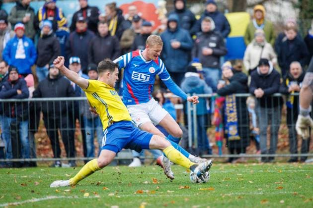 vorn Moritz Horn Penzlin gegen Emil Frost Holten Rostock GER, Penzliner SV vs FC Hansa Rostock, Fußball, Männer, Landespokal Lübzer Pilscup, Achtelfinale, Spielzeit 2025 2026, 15 11 2025 Penzlin Data Experts Sportpark Mecklenburg Vorpommern Germany