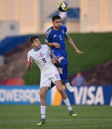 Football, Junior U 17 World Cup 2025 Doha Qatar Round of 16 15 11 2025 Match 75 Italy Czech Republic Luca Reggiani re, Italy v Vit Skrkon re, Czech Republic