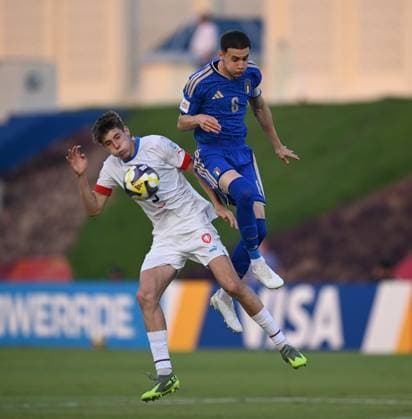 Football, Junior U 17 World Cup 2025 Doha Qatar Round of 16 15 11 2025 Match 75 Italy Czech Republic Luca Reggiani re, Italy v Vit Skrkon re, Czech Republic