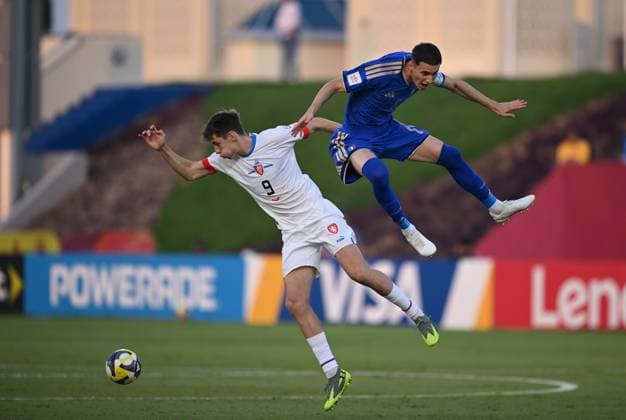 Football, Junior U 17 World Cup 2025 Doha Qatar Round of 16 15 11 2025 Match 75 Italy Czech Republic Luca Reggiani re, Italy v Vit Skrkon re, Czech Republic
