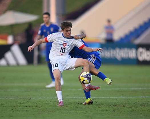 Football, Junior U 17 World Cup 2025 Doha Qatar Round of 16 15 11 2025 Match 75 Italy Czech Republic Jan Janega left, Czech Republic v Vincenzo Prisco right, Italy