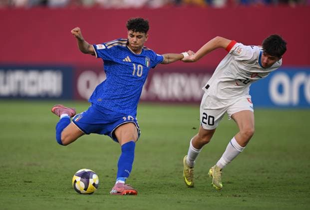 Football, Junior U 17 World Cup 2025 Doha Qatar Round of 16 15 11 2025 Match 75 Italy Czech Republic Samuele Inacio left, Italy v Martin Palascak right, Czech Republic