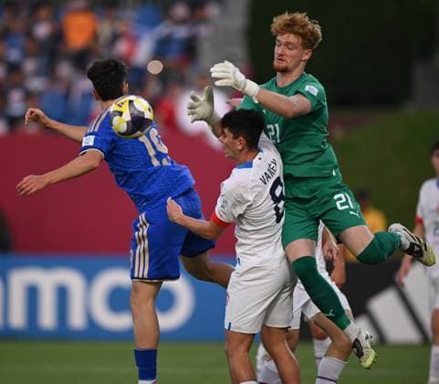 Football, Junior U 17 World Cup 2025 Doha Qatar Round of 16 15 11 2025 Match 75 Italy Czech Republic Antonio Arena left, Italy against Lukas Vanek right, Czech Republic and goalkeeper Adam Paar right, Czech Republic