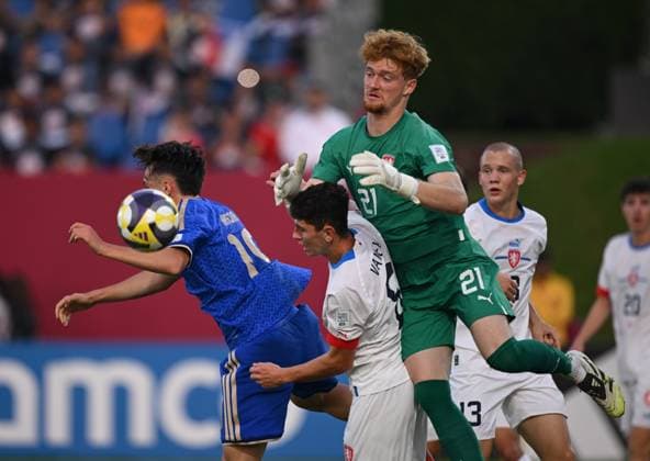 Football, Junior U 17 World Cup 2025 Doha Qatar Round of 16 15 11 2025 Match 75 Italy Czech Republic Antonio Arena left, Italy against Lukas Vanek right, Czech Republic and goalkeeper Adam Paar right, Czech Republic