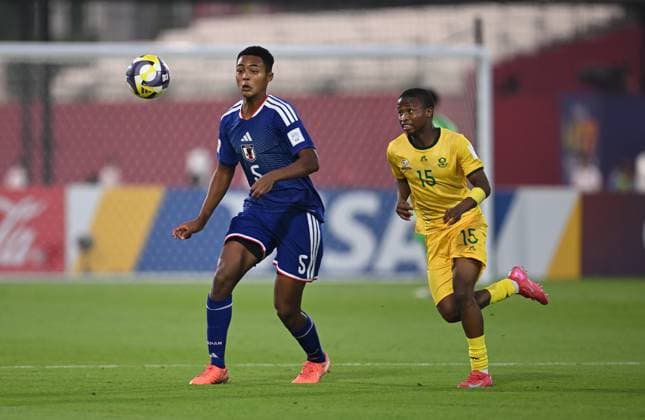 Football, Junior U 17 World Cup 2025 Doha Qatar Round of 16 15 11 2025 Match 82 Japan South Africa Anthony Udembe Motosuna left, Japan against Neo Bohloko right, South Africa