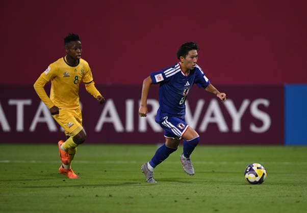 Football, Junior U 17 World Cup 2025 Doha Qatar Round of 16 15 11 2025 Match 82 Japan South Africa Shimon Kobayashi right, Japan v Teboho Mlangeni left, South Africa
