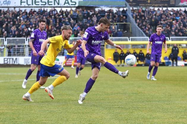 Soccer Sachsenpokal, 1 FC Lok Leipzig FC Erzgebirge Aue 15 11 2025 Pascal Fallmann 17, Erzgebirge Aue ahead of David Grözinger 27, Lok Leipzig Football, Wernesgrüner Sachsenpokal 2025 2026, Round of 16 1 FC Lok Leipzig vs FC Erzgebirge Aue on 15 11 2025 at Bruno Plache Stadium, Leipzig Copyright: xBEAUTIFULxSPORTS JanxKaeferx