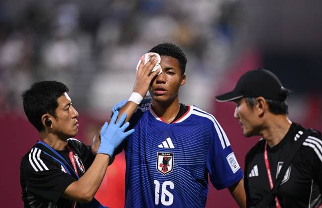 Football, Junior U 17 World Cup 2025 Doha Qatar Round of 16 15 11 2025 Match 82 Japan South Africa Simon Yu Mendy Japan has to be substituted with a laceration to the head