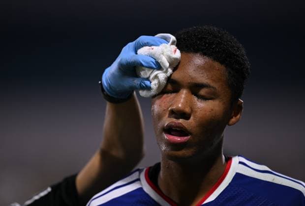 Football, Junior U 17 World Cup 2025 Doha Qatar Round of 16 15 11 2025 Match 82 Japan South Africa Simon Yu Mendy Japan has to be substituted with a laceration to the head