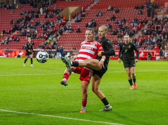 Soccer, Women, Season 2025 2026, DFB Cup Round of 16 , 1 FC Union Berlin FC Carl Zeiss Jena, v l Dina Orschmann 1 Women 1 FC Union , Steffi Schmid FC Carl Zeiss Jena , 15 11 2025, Copyright: xMatthiasxKochx