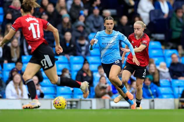 Manchester City Women v Manchester United, ManU Women Women s Super League 15 11 2025. Kerstin Casparij (18) of Manchester City runs with the ball challenged by Anna Sandberg (2) of Manchester United during the Women s Super League match between Manchester City Women and Manchester United Women at the Etihad Stadium, Manchester, England on 15 November 2025. Manchester Etihad Stadium Manchester England Editorial use only DataCo restrictions apply See www.football-dataco.com , Copyright: xConorxMolloyx PSI-23220-0043