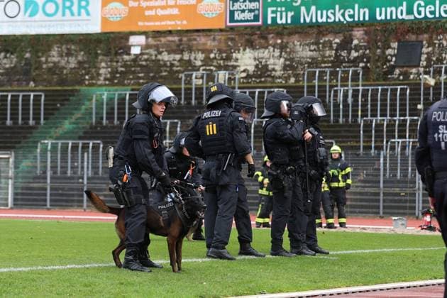 15 11 2025, xrekx, Fußball Regionalliga Suedwest, FC Homburg SV Sandhausen v l Platzsturm Sandhausen Fans, Polizei, Polizeihund DFL DFB REGULATIONS PROHIBIT ANY USE OF PHOTOGRAPHS as IMAGE SEQUENCES and or QUASI VIDEO Homburg