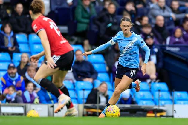 Manchester City Women v Manchester United, ManU Women Women s Super League 15 11 2025. Kerstin Casparij (18) of Manchester City runs with the ball during the Women s Super League match between Manchester City Women and Manchester United Women at the Etihad Stadium, Manchester, England on 15 November 2025. Manchester Etihad Stadium Manchester England Editorial use only DataCo restrictions apply See www.football-dataco.com , Copyright: xConorxMolloyx PSI-23220-0044