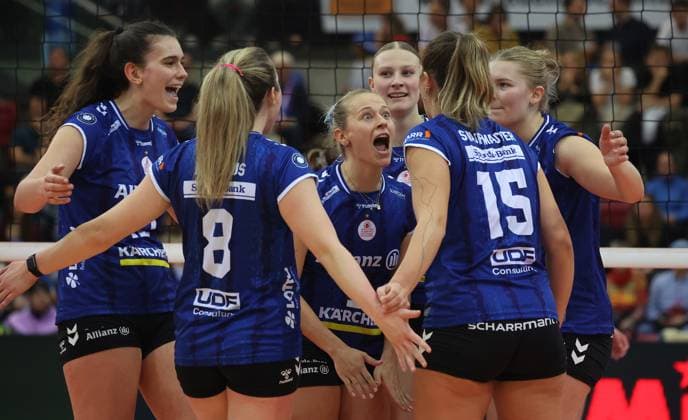 Stuttgart , Volleyball Bundesliga Allianz MTV Stuttgart vs Binder Blaubären Flacht , cheering Allianz , right Lucia Varela Gomez , center Antonia Stautz