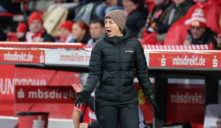 Coach Ailien Poese gives instructions Action upper body Sport Football Soccer DFB Pokal Women Women Round of 16 Season 2025 2026 15 11 2025 1 FC Union Berlin vs FC Carl Zeiss Jena DFL regulations prohibit any use of photographs as image sequences and or quasi video