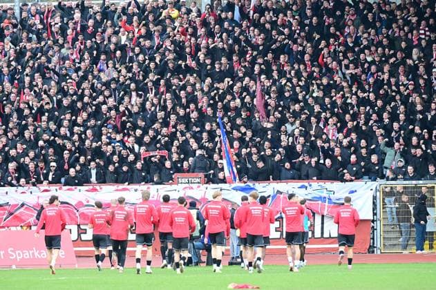 15 11 2025 xkhx Kassel Regionalliga Südwest Season 2025 2026 KSV Hessen Kassel Kickers Offenbach OFC Before the game, the OFC team goes to the fans traveling with them