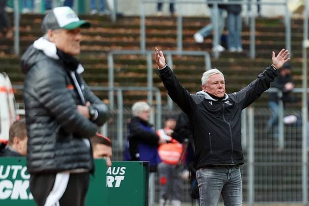 15 11 2025, xrekx, Fußball Regionalliga Suedwest, FC Homburg SV Sandhausen v l Roland Seitz Trainer FC 08 Homburg Olaf Janßen Trainer SV Sandhausen gibt Anweisungen, gestikuliert, mit den Armen gestikulieren gives instructions, gesticulate DFL DFB REGULATIONS PROHIBIT ANY USE OF PHOTOGRAPHS as IMAGE SEQUENCES and or QUASI VIDEO Homburg